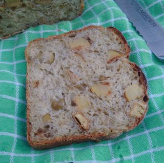 Geroosterde aardappel olijven brood doorgesneden