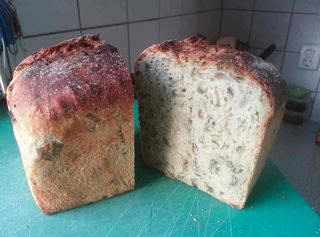 Knoflook-peterselie brood gesneden
