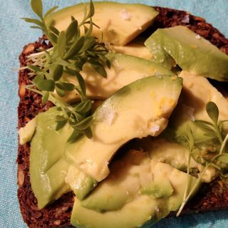Deens roggebrood met avo2